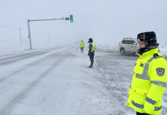 呼伦贝尔市陈旗：春雪纷飞“倒春寒” 交警暖心护归途